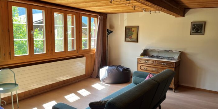 Bank vanuit eetkamer